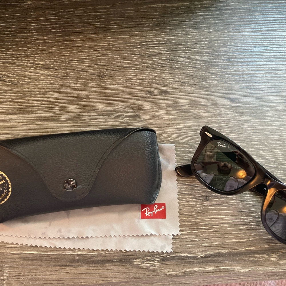 Ray-Ban wayfarer green lens polarized with Case (wide nose)